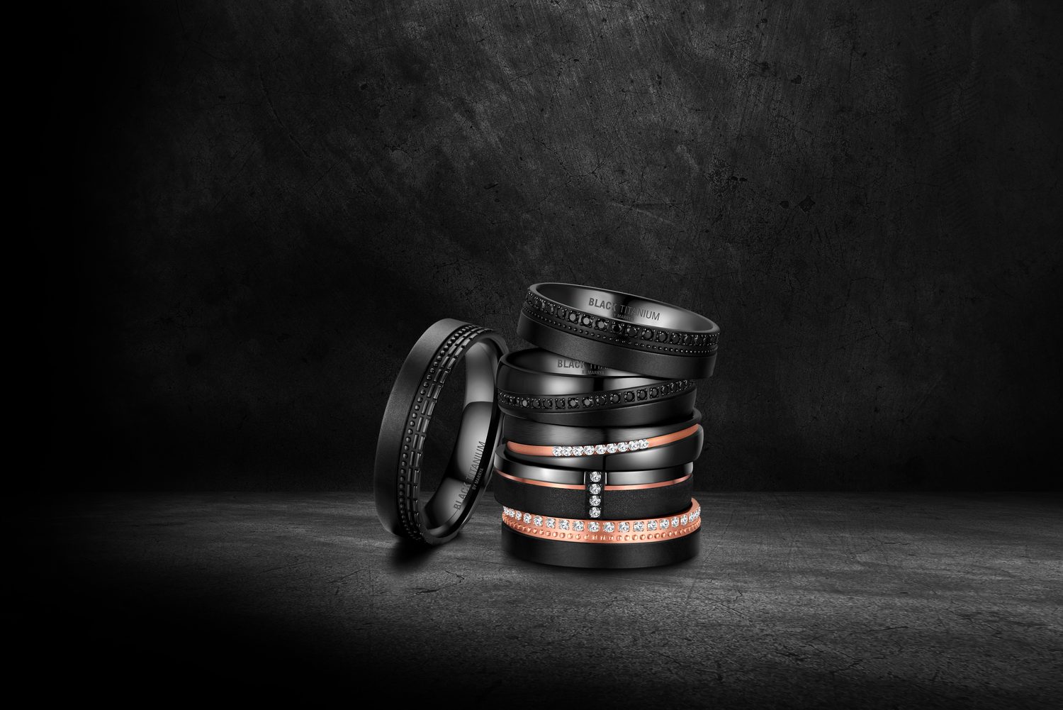 Black Titanium Kollektion – Ringpaare auf schwarzem Grund